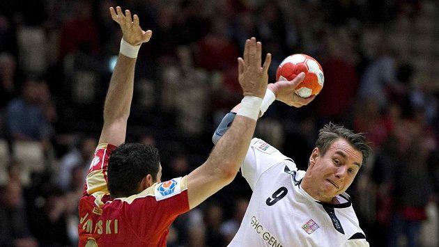 Český házenkář Filip Jícha (vpravo) střílí na branku Makedonie. Zablokovat se ho snaží Ace Jonovski. Český házenkář Filip Jícha (vpravo) střílí na branku Makedonie. Zablokovat se ho snaží Ace Jonovski.
