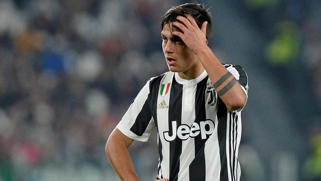 Zklamaný Paulo Dybala z Juventusu po neproměněné penaltě v závěru utkání s Laziem Řím. Zklamaný Paulo Dybala z Juventusu po neproměněné penaltě v závěru utkání s Laziem Řím.