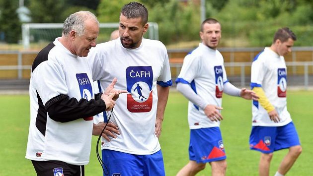 Werner Lička (vlevo) a fotbalista Milan Baroš během tréninku v rámci kempu ČAFH hráčů bez angažmá. Werner Lička (vlevo) a fotbalista Milan Baroš během tréninku v rámci kempu ČAFH hráčů bez angažmá.