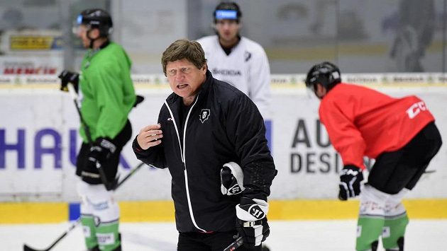 Hokejisté Mladé Boleslavi zahájili ve středu přípravu na ledě. Na snímku je trenér František Výborný. Hokejisté Mladé Boleslavi zahájili ve středu přípravu na ledě. Na snímku je trenér František Výborný.