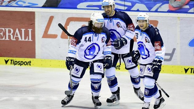 Plzeňští hokejisté (zleva) Ryan Hollweg, Michal Moravčík a Tomáš Mertl se radují z třetího gólu na ledě Pardubic. Plzeňští hokejisté (zleva) Ryan Hollweg, Michal Moravčík a Tomáš Mertl se radují z třetího gólu na ledě Pardubic.