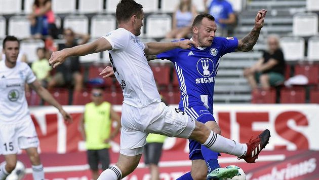 Olomoucký útočník Jakub Řezníček (vpravo) v souboji s Antonínem Křapkou z Mladé Boleslavi. Olomoucký útočník Jakub Řezníček (vpravo) v souboji s Antonínem Křapkou z Mladé Boleslavi.