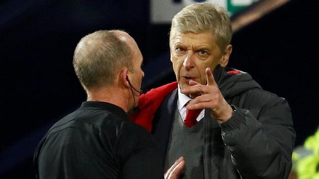 Manažer Arsenalu Arséne Wenger diskutuje s rozhodčím Mikem Deanem. Manažer Arsenalu Arséne Wenger diskutuje s rozhodčím Mikem Deanem.