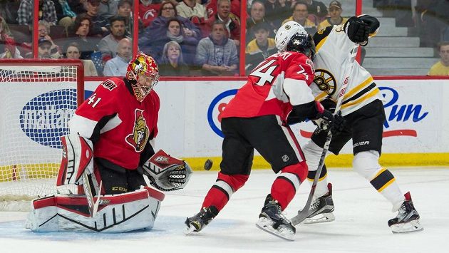 Útočník Bostonu David Pastrňák (vpravo) se snaží překonat brankáře Ottawy Craiga Andersona. Útočník Bostonu David Pastrňák (vpravo) se snaží překonat brankáře Ottawy Craiga Andersona.