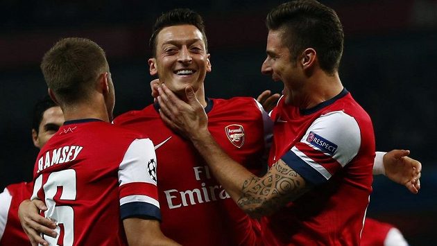 Mesut Özil (uprostřed), autor úvodní trefy Arsenalu v duelu Ligy mistrů s Neapolí, oslavuje gól se spoluhráči Aaronem Ramseym a Olivierem Giroudem. Mesut Özil (uprostřed), autor úvodní trefy Arsenalu v duelu Ligy mistrů s Neapolí, oslavuje gól se spoluhráči Aaronem Ramseym a Olivierem Giroudem.