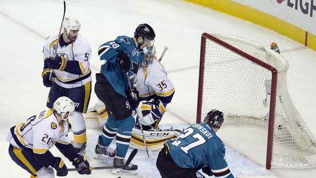 Útočník San Jose Tomáš Hertl (č. 48) se snaží překonat brankáře Nashvillu Pekku Rinneho. Útočník San Jose Tomáš Hertl (č. 48) se snaží překonat brankáře Nashvillu Pekku Rinneho.