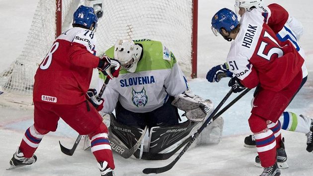 Český reprezentant Roman Horák (vpravo) střílí gól. Přihlížejí Robin Hanzl (vlevo) a slovinský brankář Gašper Krošelj. Český reprezentant Roman Horák (vpravo) střílí gól. Přihlížejí Robin Hanzl (vlevo) a slovinský brankář Gašper Krošelj.