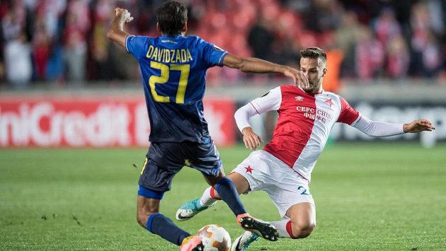 Záložník Slavie Jakub Hromada (vpravo) v souboji s Ofirem Davidzadou z Maccabi Tel Aviv. Záložník Slavie Jakub Hromada (vpravo) v souboji s Ofirem Davidzadou z Maccabi Tel Aviv.