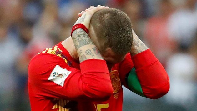 Zklamaný španělský kapitán Sergio Ramos po vyřazení s Ruskem. Zklamaný španělský kapitán Sergio Ramos po vyřazení s Ruskem.