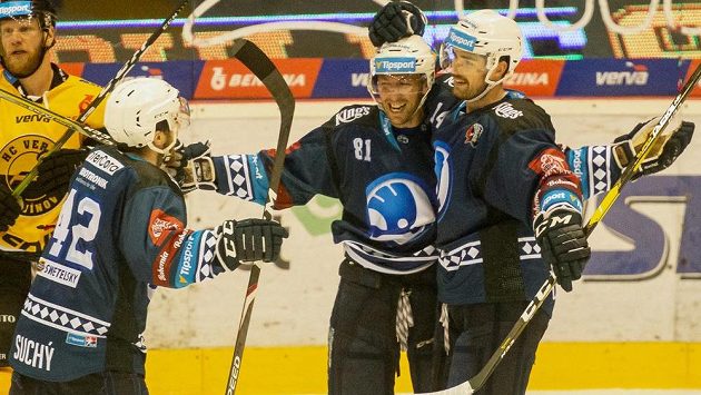 Filip Suchý, Jaroslav Kracík a Peter Čerešňák z Plzně se radují z gólu. Filip Suchý, Jaroslav Kracík a Peter Čerešňák z Plzně se radují z gólu.