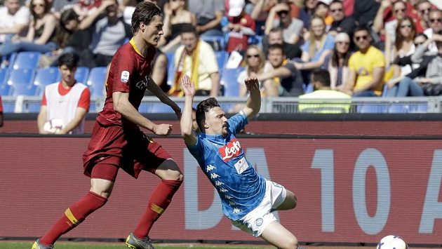 Patrik Schick z AS Řím fauluje Maria Ruie z Neapole. Patrik Schick z AS Řím fauluje Maria Ruie z Neapole.