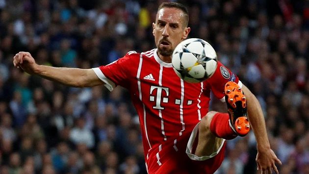 Francouzský záložník Franck Ribéry bude i nadále oblékat dres Bayernu Mnichov. Francouzský záložník Franck Ribéry bude i nadále oblékat dres Bayernu Mnichov.