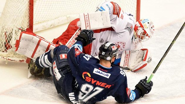 Lukáš Vantuch z Liberce před brankářem Třince Šimonem Hrubcem. Lukáš Vantuch z Liberce před brankářem Třince Šimonem Hrubcem.