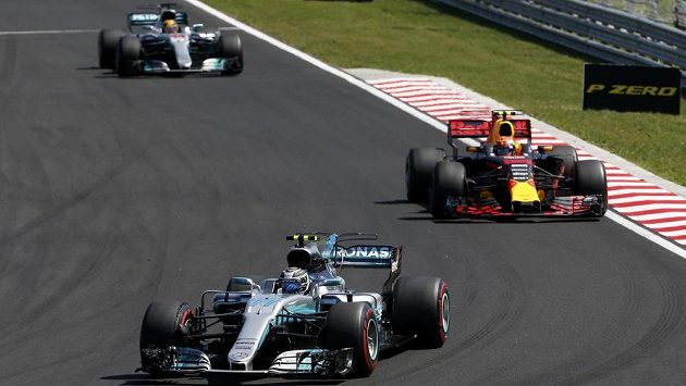 První finský pilot Valtteri Bottas z Mercedesu, za ním jezdec Red Bullu Max Verstappen a až třetí Brit Lewis Hamilton. První finský pilot Valtteri Bottas z Mercedesu, za ním jezdec Red Bullu Max Verstappen a až třetí Brit Lewis Hamilton.