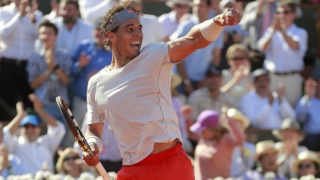 Španělský tenista Rafael Nadal se raduje z postupu do finále grandslamu French Open. Španělský tenista Rafael Nadal se raduje z postupu do finále grandslamu French Open.