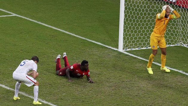 Americký brankář Tim Howard se chytá za hlavu, střídající Silvestre Varela ho v 95. minutě překonal a zařídil tak Portugalsku remízu 2:2. Vlevo přihlíží zklamaný stoper Matt Besler. Americký brankář Tim Howard se chytá za hlavu, střídající Silvestre Varela ho v 95. minutě překonal a zařídil tak Portugalsku remízu 2:2. Vlevo přihlíží zklamaný stoper Matt Besler.