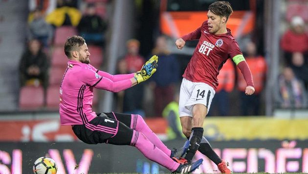 Václav Kadlec ze Sparty překonává Jana Hanuše v jihlavské bráně. Václav Kadlec ze Sparty překonává Jana Hanuše v jihlavské bráně.