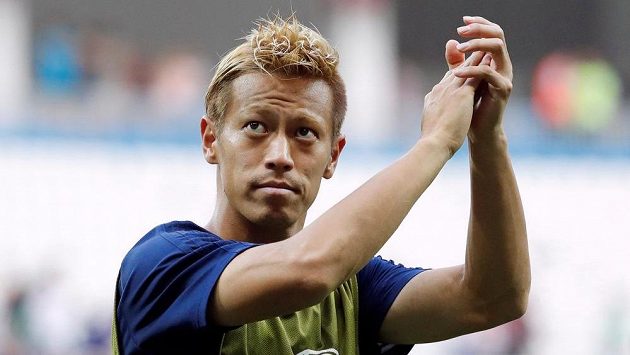 Japonec Keisuke Honda zdraví fanoušky po porážce s Polskem. Japonec Keisuke Honda zdraví fanoušky po porážce s Polskem.