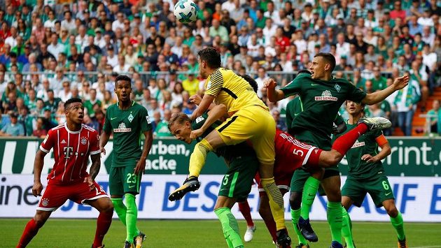 Český gólman Jiří Pavlenka v barvách Werderu Brémy boxuje míč v souboji s Bayernem Mnichov v německé lize. Český gólman Jiří Pavlenka v barvách Werderu Brémy boxuje míč v souboji s Bayernem Mnichov v německé lize.