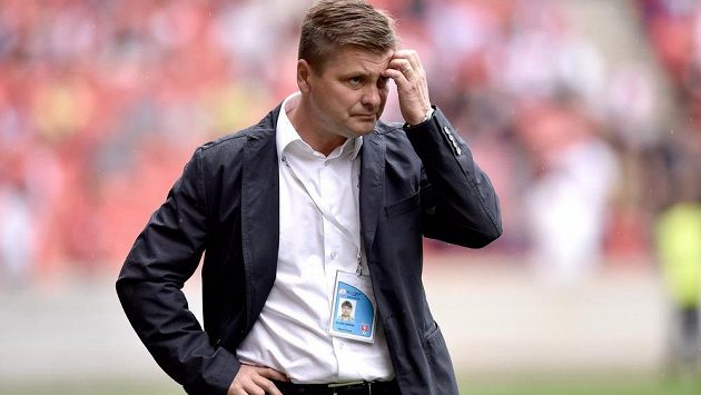 Trenér Slavie Dušan Uhrin mladší. Trenér Slavie Dušan Uhrin mladší.