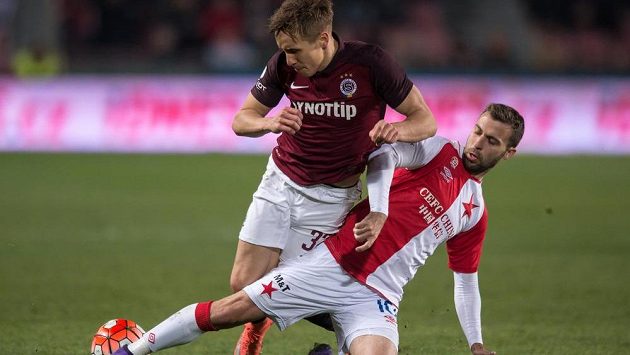 Josef Hušbauer v dresu Slavie (vpravo) se snaží zastavit sparťana Josefa Šurala. Josef Hušbauer v dresu Slavie (vpravo) se snaží zastavit sparťana Josefa Šurala.
