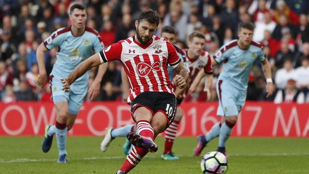 Fotbalista Southamptonu Charlie Austin skóruje proti Burnley. Fotbalista Southamptonu Charlie Austin skóruje proti Burnley.