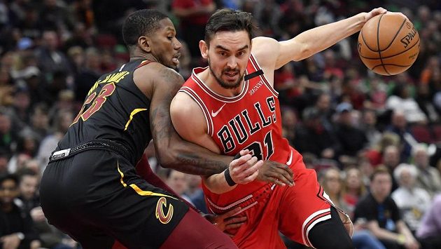Basketbalista Chicaga Bulls Tomáš Satoranský (31) a Alfonzo McKinnie z Clevelandu Cavaliers. Basketbalista Chicaga Bulls Tomáš Satoranský (31) a Alfonzo McKinnie z Clevelandu Cavaliers.