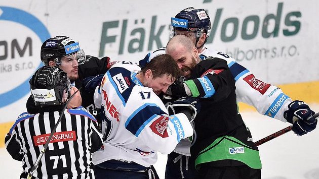 Někdy musí i pěsti na scénu. Jakub Klepiš (vpravo) z Boleslavi a Lukáš Derner z Liberce. Někdy musí i pěsti na scénu. Jakub Klepiš (vpravo) z Boleslavi a Lukáš Derner z Liberce.