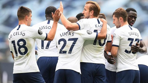 Fotbalisté Tottenhamu oslavují jeden ze dvou gólů Harryho Kanea proti Leicesteru. Fotbalisté Tottenhamu oslavují jeden ze dvou gólů Harryho Kanea proti Leicesteru.