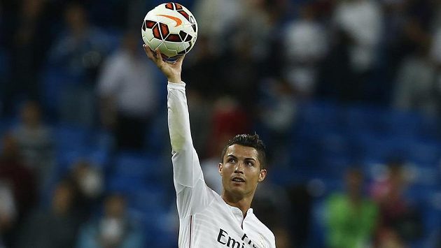 Cristiano Ronaldo z Realu Madrid slaví svůj čtvrtý gól v síti Elche. Cristiano Ronaldo z Realu Madrid slaví svůj čtvrtý gól v síti Elche.