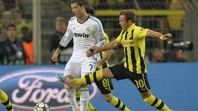 Dortmundský Mario Götze (vpravo) si Cristiana Ronalda v semifinálovém utkání Ligy mistrů hleděl. Dortmundský Mario Götze (vpravo) si Cristiana Ronalda v semifinálovém utkání Ligy mistrů hleděl.
