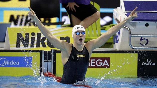 Maďarka Katinka Hosszúová po triumfu na 100 m motýlek. Maďarka Katinka Hosszúová po triumfu na 100 m motýlek.