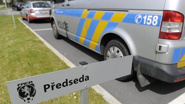 Policejní vůz stojí před sídlem Fotbalové asociace ČR v Praze na Strahově. Policejní vůz stojí před sídlem Fotbalové asociace ČR v Praze na Strahově.