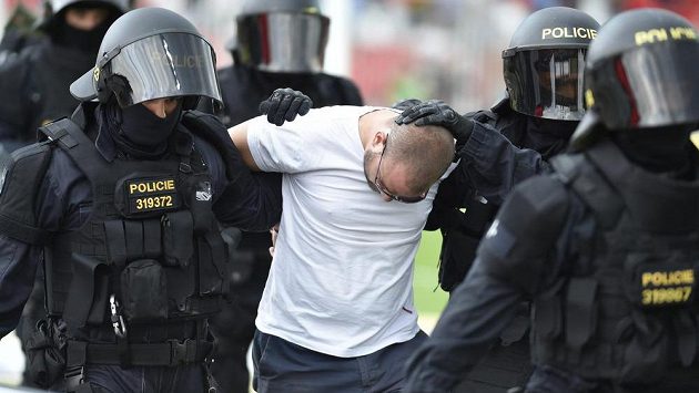 Policisté odvádějí zadržené fanoušky. Policisté odvádějí zadržené fanoušky.