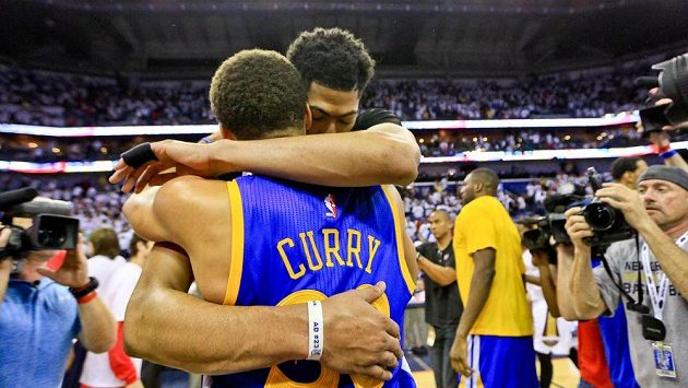 Basketbalisté Golden State oslavují postup do dalšího kola play off. Basketbalisté Golden State oslavují postup do dalšího kola play off.