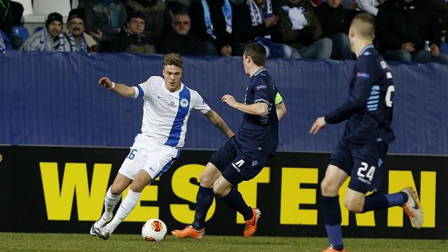Liberecký Jevhen Budnik v souboji s Nickem Viergeverem z Alkmaaru v úvodním utkání vyřazovací fáze Evropské ligy. Liberecký Jevhen Budnik v souboji s Nickem Viergeverem z Alkmaaru v úvodním utkání vyřazovací fáze Evropské ligy.