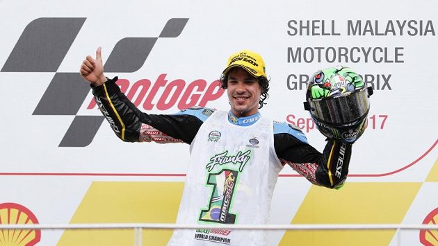 Italský jezdec Marco Morbidelli slaví titul mistra světa ve třídě Moto2 po Velké ceně Malajsie na okruhu v Sepangu. Italský jezdec Marco Morbidelli slaví titul mistra světa ve třídě Moto2 po Velké ceně Malajsie na okruhu v Sepangu.