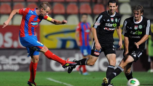 Obránce David Limberský střílí čtvrtý gól Plzně v utkání 2. kola Gambrinus ligy v Příbrami. Obránce David Limberský střílí čtvrtý gól Plzně v utkání 2. kola Gambrinus ligy v Příbrami.