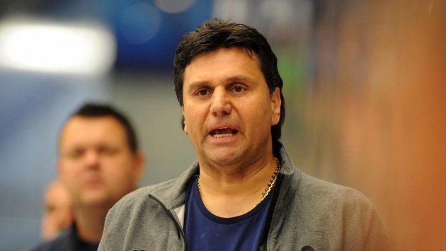 Chomutovský trenér Vladimír Růžička během přípravného duelu s Omskem. Chomutovský trenér Vladimír Růžička během přípravného duelu s Omskem.