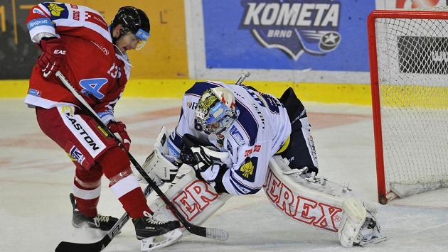 Tomáš Mikúš z Olomouce (vlevo) a brněnský brankář Martin Falter v utkání 5. kola hokejové Tipsport extraligy. Tomáš Mikúš z Olomouce (vlevo) a brněnský brankář Martin Falter v utkání 5. kola hokejové Tipsport extraligy.
