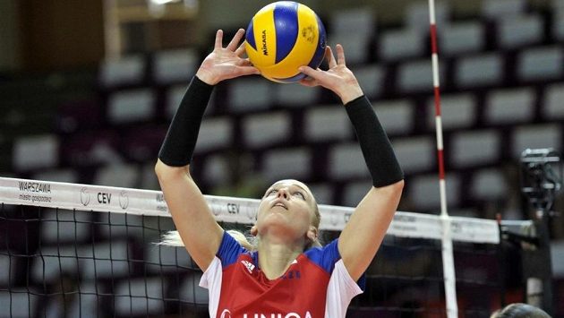 Volejbalová reprezentantka Lucie Smutná doufá, že angažmá v Rumunsku bude brzy u konce. Zraněné koleno ji vyřadilo ze hry, léčit se raději odjela domů do Čech. Volejbalová reprezentantka Lucie Smutná doufá, že angažmá v Rumunsku bude brzy u konce. Zraněné koleno ji vyřadilo ze hry, léčit se raději odjela domů do Čech.