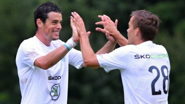Jakub Rada (vlevo) a Tomáš Fabián oslavují gól v přípravném utkání proti Paderbornu. Jakub Rada (vlevo) a Tomáš Fabián oslavují gól v přípravném utkání proti Paderbornu.