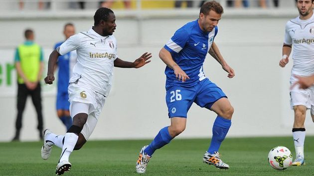Seidu Yahya (vlevo) z Giurgiu a útočník Slovanu Tomáš Ďubek v úvodním duelu 3. předkola Evropské ligy. Seidu Yahya (vlevo) z Giurgiu a útočník Slovanu Tomáš Ďubek v úvodním duelu 3. předkola Evropské ligy.