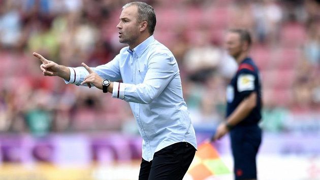 Trenér Baníku Ostrava Radomír Korytář byl na Letné blízko velmi cenného vítězství. Trenér Baníku Ostrava Radomír Korytář byl na Letné blízko velmi cenného vítězství.