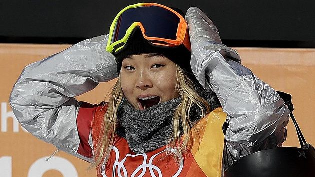 Zlatá radost! Olympijskou vítězkou v U-rampě je sedmnáctiletá americká snowboardistka Chloe Kimová, možná tomu ani nechtěla uvěřit. Zlatá radost! Olympijskou vítězkou v U-rampě je sedmnáctiletá americká snowboardistka Chloe Kimová, možná tomu ani nechtěla uvěřit.