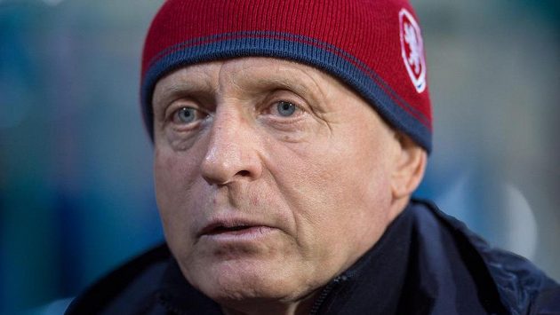 Karel Jarolím sleduje dění na trávníku během přátelského zápasu Česko - Dánsko. Karel Jarolím sleduje dění na trávníku během přátelského zápasu Česko - Dánsko.