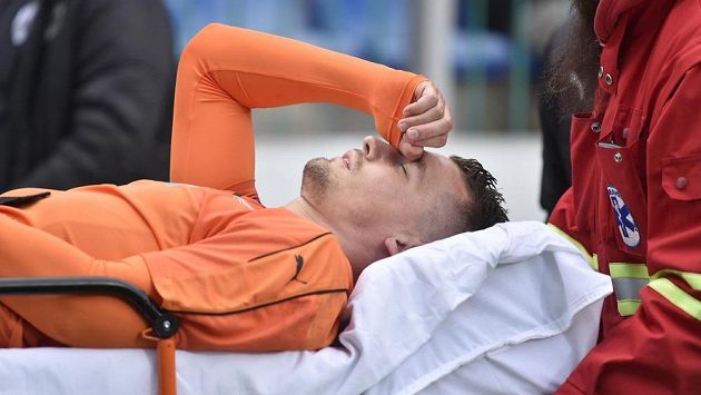Zraněný plzeňský obránce Lukáš Hejda zůstal po zápase v Mladé Boleslavi v nemocnici s otřesem mozku. Zraněný plzeňský obránce Lukáš Hejda zůstal po zápase v Mladé Boleslavi v nemocnici s otřesem mozku.