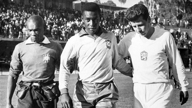 Slavný Pelé (uprostřed) takhle opouštěl hrací plochu pro zranění na MS 1962 v Chile. Brazilci, u jejichž týmu tehdy působil masér Mario Americo (vlevo), si s absencí hvězdy poradili. Vpravo československý reprezentant Josef Masopust, který Pelému pomáhal ze hřiště. Slavný Pelé (uprostřed) takhle opouštěl hrací plochu pro zranění na MS 1962 v Chile. Brazilci, u jejichž týmu tehdy působil masér Mario Americo (vlevo), si s absencí hvězdy poradili. Vpravo československý reprezentant Josef Masopust, který Pelému pomáhal ze hřiště.