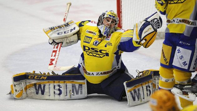 Zlínský brankář Libor Kašík zasahuje v prvním finálovém utkání play off extraligy proti Brnu. Zlínský brankář Libor Kašík zasahuje v prvním finálovém utkání play off extraligy proti Brnu.