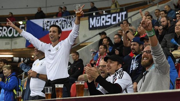 Fanoušci v Edenu na zápase Česko - Německo, v popředí radost těch z Německa. Fanoušci v Edenu na zápase Česko - Německo, v popředí radost těch z Německa.